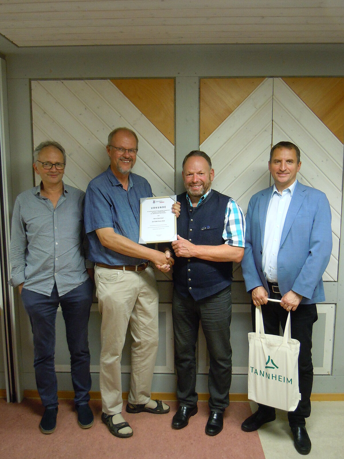 Gerd Graf, Preisträger des DGM-Preises 2025 (Mitte), Johannes Lutz,Sprecher der IG Heimatforschung (links), Dr. Lutz Dietrich Herbst, Bürgermeister Heiko DeVita (Tannheim) (rechts)